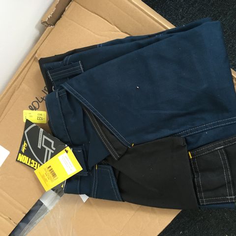 BRAND NEW PAIR OF SNICKERS CRAFTSMEN TROUSERS NAVY/BLACK SIZE 44