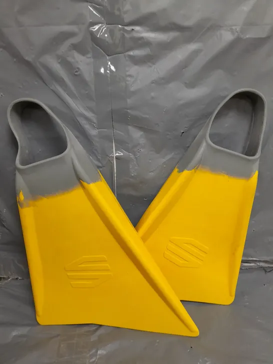 BOXED THE MENACE SWIMMING FINS SIZE L 