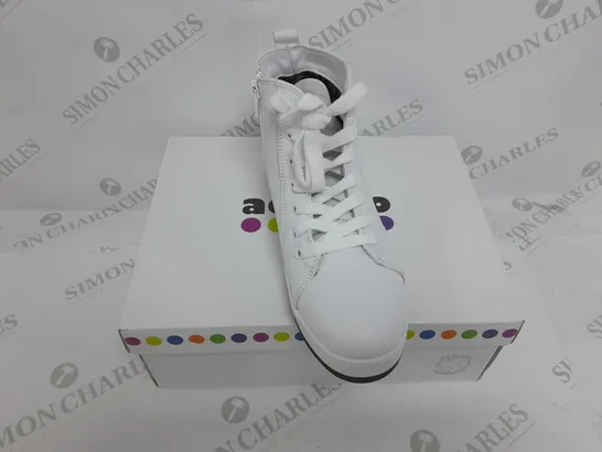 BOXED PAIR OF ADESSO LEATHER HIGH TOP TRAINER BOOTS IN WHITE SIZE 4