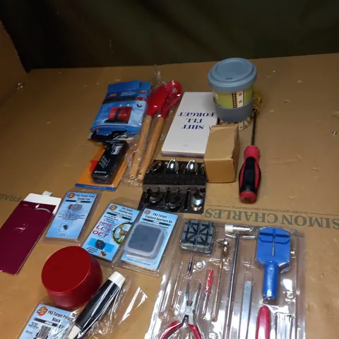 LOT OF ASSORTED ITEMS TO INCLUDE SCREWDRVERS, TRAVEL CUPS AND ARCHERY PARTS