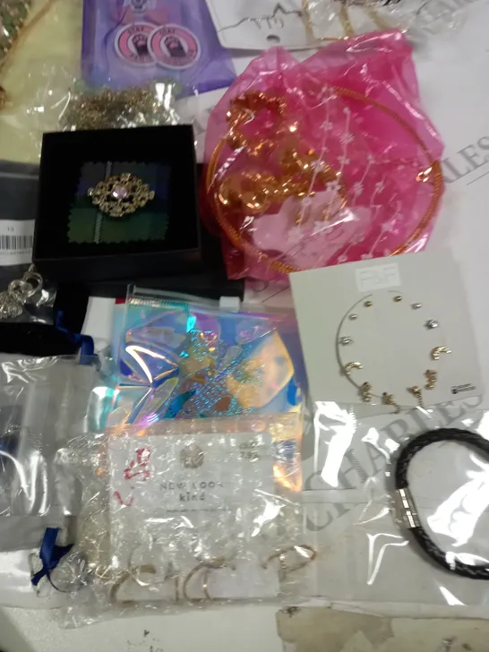 LOT OF ASSORTED JEWELLERY AND WATCH ITEMS TO INCLUDE RAGBAG, LAURA PEARL AND F&F