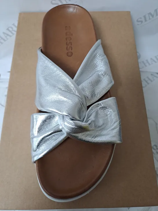 BOXED ADESSO SANDLES IN SILVER  SIZE 6