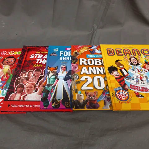 BOX OF APPROXIMATELY 10 ASSORTED BOOKS AND TOYS TO INCLUDE BEANO, ROBLOX AND FORTNITE