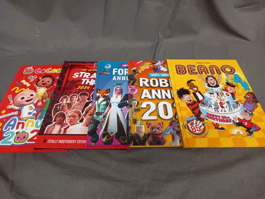 BOX OF APPROXIMATELY 10 ASSORTED BOOKS AND TOYS TO INCLUDE BEANO, ROBLOX AND FORTNITE