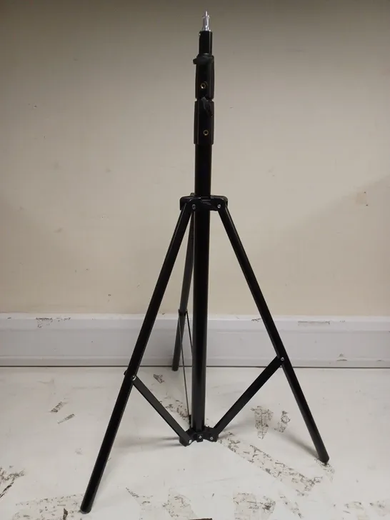 BOXED MULTI FUNCTIONAL TRIPOD.