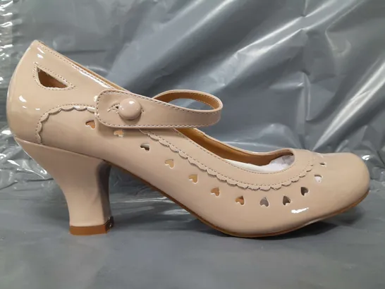 BOXED PAIR OF AJVANI CLOSED TOE HEELED SHOES IN NUDE SIZE 7