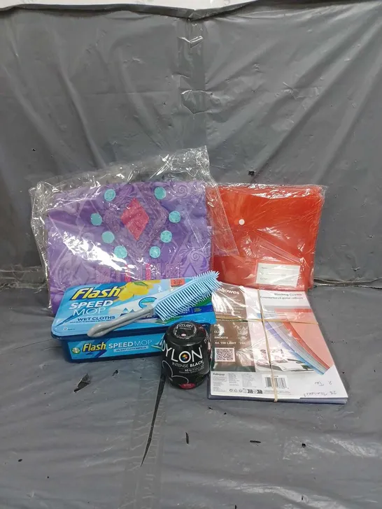 BOX OF APPROXIMATELY 10 ASSORTED ITEMS TO INCLUDE - FLASH SPEED MOP HEADS - DYLON BLAK DYE POD - BINDING COVERS - ETC