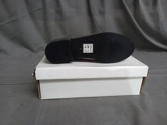 APPROXIMATELY 10 BOXED PAIRS OF METALLIC SHOES IN VARIOUS SIZES 