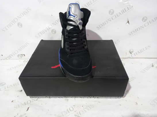 BOXED PAIR OF NIKE AIR JORDANS IN BLACK/BLUE/GREY UK SIZE 8.5