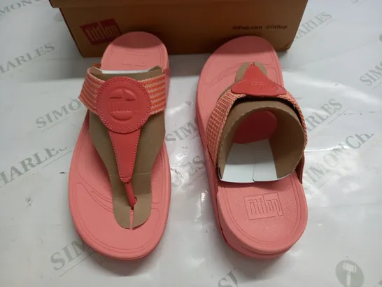 BOXED PAIR OF FITFLOPS WALKSTAR FINESTRIPE TOE-POST SANDALS IN CORAL - UK 7 