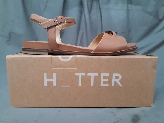 BOXED PAIR OF HOTTER OPEN TOE SANDALS IN TAN UK SIZE 8