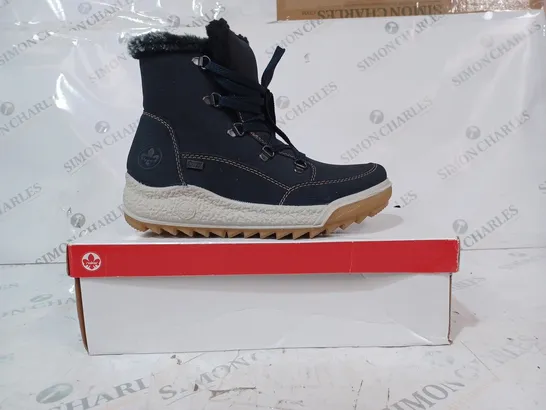 BOXED PAIR OF RIEKER WATER RESISTANT WARM HIKER BOOTS, NAVY - SIZE 5