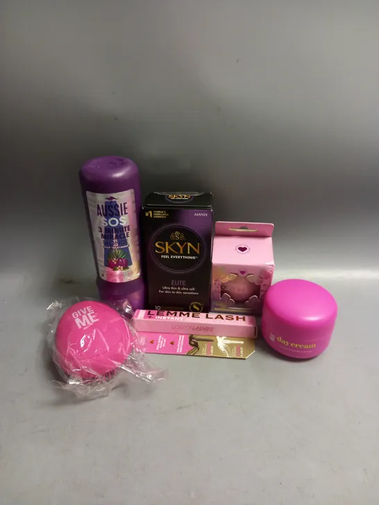 BOX OF APPROXIMATELY 20 COSMETIC ITEMS TO INCLUDE - SKYN ELITE CONDOMS - AUSSIE SOS DEEP TREATMENT - GIVE ME MINI HAIR BRUSH - ETC 