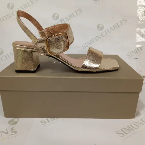 BOXED PAIR OF JIGSAW OPEN TOE BLOCK HEEL SANDALS IN METALLIC GOLD EU SIZE 39