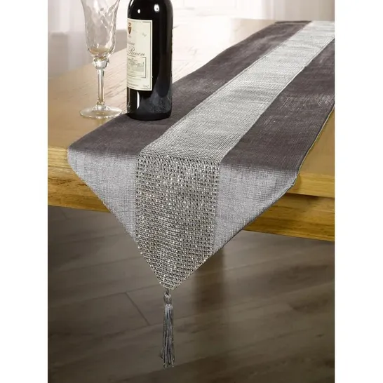 BAGGED ADRIE TABLE RUNNER