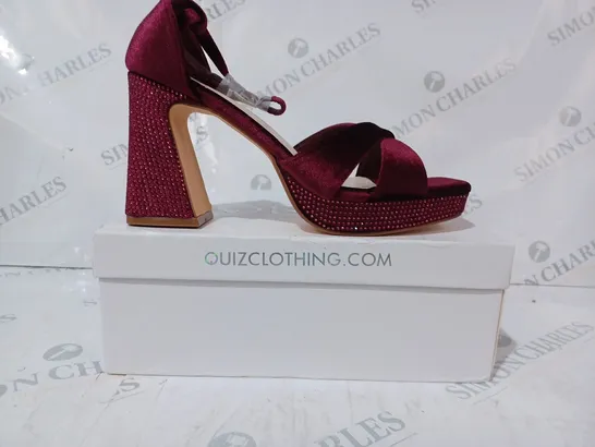 BOXED PAIR OF QUIZ OPEN TOE VELVET BLOCK HEEL SANDALS IN DEEP CHERRY COLOUR W. JEWEL EFFECT SIZE 6