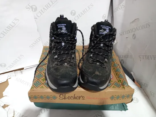 BOXED PAIR OF SKETCHER BLACK WINTER BOOT - SIZE 6