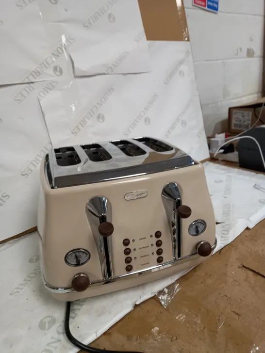 DELONGHI FOUR SLICE TOASTER 