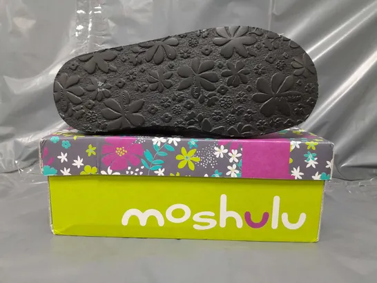 BOXED PAIR OF MOSHULU SLIPPERS IN MUTICOLOUR SIZE 7