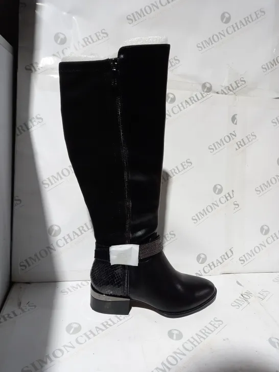 BOXED PAIR OF MODA IN PELLE TAMARRA KNEE BOOTS IN BLACK UK SIZE 3