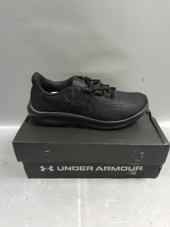 BOXED PAIR OF UNDER ARMOUR CHARGE PURSUIT TRAINERS IN BLACK - 5.5