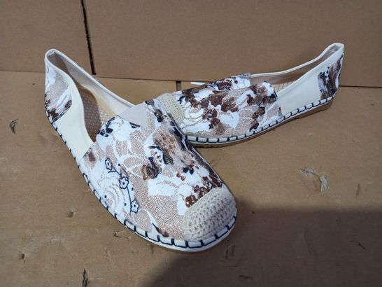 BOXED PAIR OF DESIGNER SLIP ON FOOTWEAR IN MULTICOLOUR PATTERN EU SIZE 40