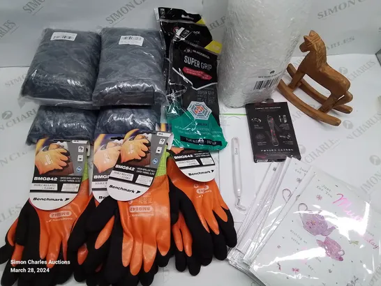LOT OF APPROXIMATELY 22 BRAND NEW HOMEWARE ITEMS TO INCLUDE 4X GREY 4-PACKS OF CUSHION COVERS, 4X BENCHMARKS GLOVES AND NITRILE GLOVES
