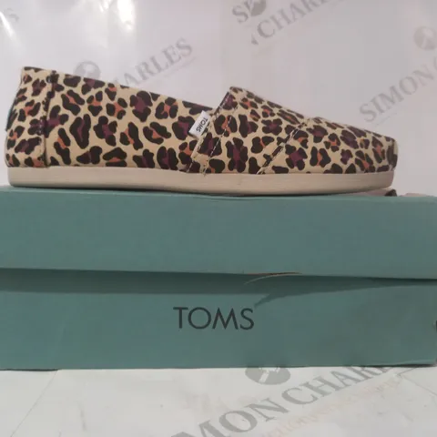BOXED PAIR OF TOMS ALPARGATA SLIP-ON SHOES IN LEOPARD PRINT UK SIZE 3.5