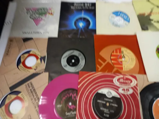 LOT OF 20 VINYL RECORDS TO INCLUDE BONNIE TYLER, OLIVIA NEWTON JOHN AND POWER RANGERS