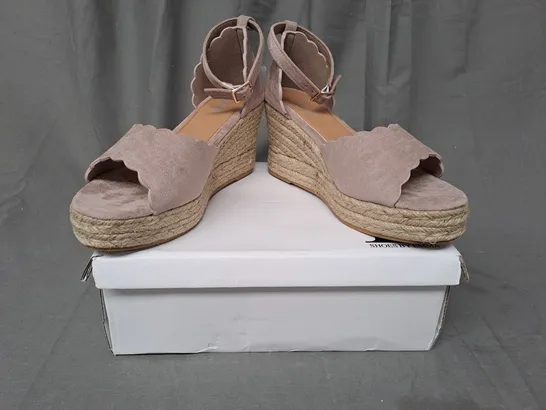 BOXED PAIR OF SHOES BY EMMA OPEN TOE WEDGE SANDALS UK SIZE 6