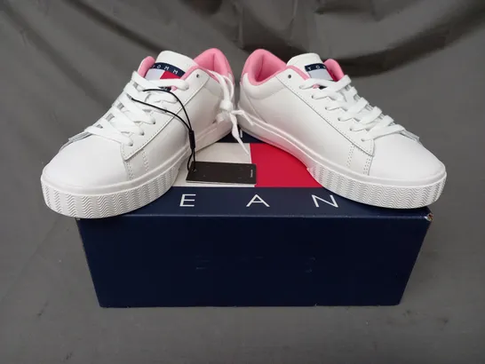 BOXED PAIR OF TOMMY JEANS SHOES IN WHITE/PINK UK SIZE 4