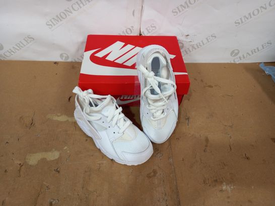 BOXED PAIR OF NIKE WHITE TRAINERS SIZE KIDS 11