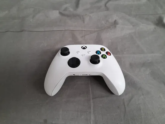 XBOX WIRELESS CONTROLLER IN WHITE