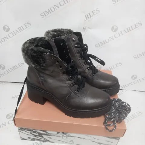 BOXED MODA IN PELLE CHALOTT GREY LEATHER LACED BOOTS SIZE 7