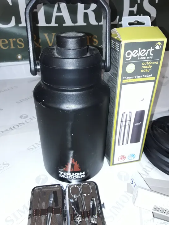 LOT OF 7 ASSORTED HOUSEHOLD ITEMS TO INCLUDE TOUGH MUDDER DRINKS CONTAINERS, RUBBER WEIGHT DISCS AND THERMAL FLASK