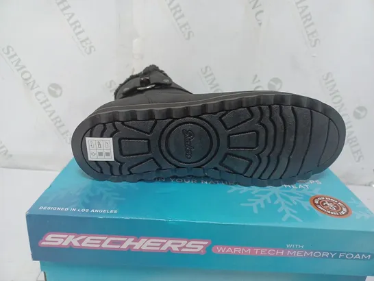 BOXED PAIR OF SKECHERS KEEPSAKES 2.0 HOME SWEET HOME BOOTS IN BLACK SIZE 6