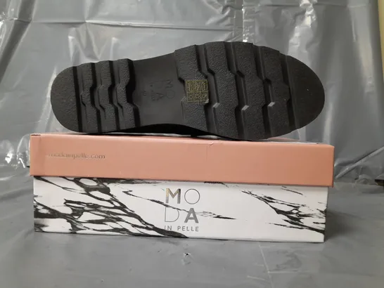 BOXED PAIR OF MODA IN PELLE CHUNKY LOAFERS IN BLACK W. GOLD EFFECT CHAIN SIZE 7