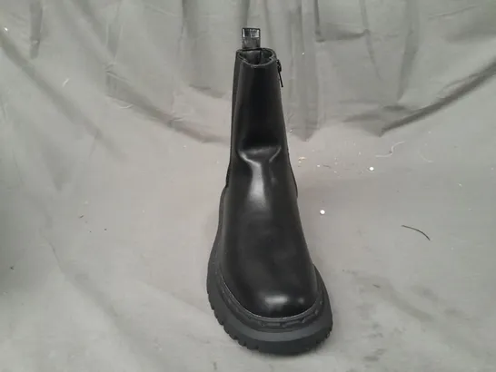 BOXED PAIR OF SCHUH CHELSEA BOOTS IN BLACK UK SIZE 6