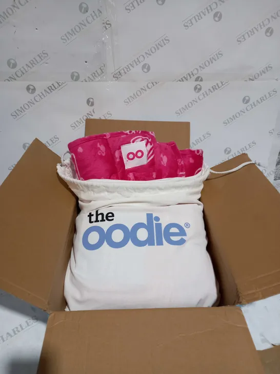 BOXED 'THE OODIE' WEIGHTED BLANKET IN PINK BARBIE DESIGN, WITH CARRY BAG.