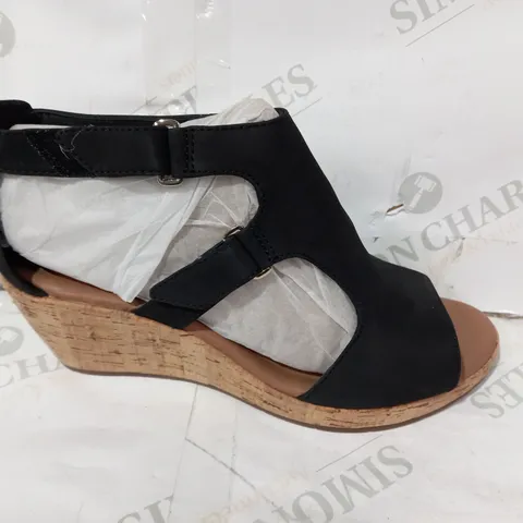 PAIR OF BOXED CLARKS UN PLAZA STRAP WIDE FIT BLACK NUBUCK WEDGE SANDAL - SIZE 6 UK