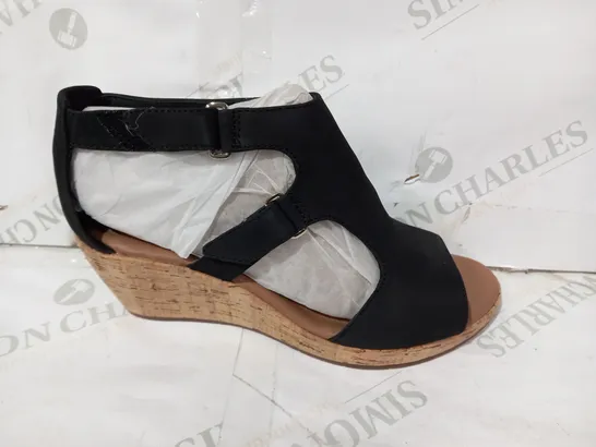 PAIR OF BOXED CLARKS UN PLAZA STRAP WIDE FIT BLACK NUBUCK WEDGE SANDAL - SIZE 6 UK