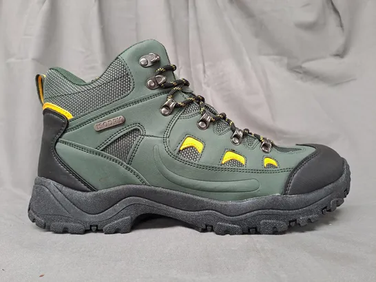 BOXED PAIR OF MOUNTAIN WAREHOUSE ADVENTURER WATERPROOF HIKING BOOTS IN GREEN UK SIZE 11