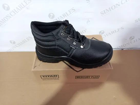 BOXED PAIR OF TITAN BLACK SAFETY BOOTS SIZE 5