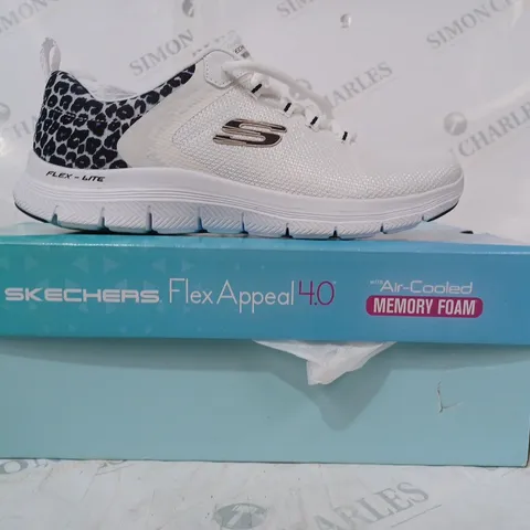 BOXED PAIR OF SKECHERS TRAINERS IN WHITE SIZE 6