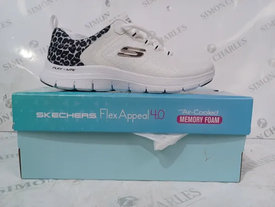 BOXED PAIR OF SKECHERS TRAINERS IN WHITE SIZE 6