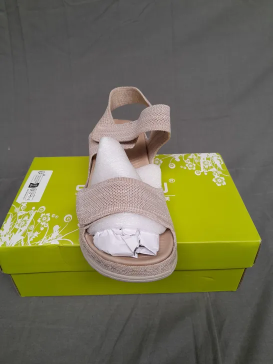 BOXED PAIR OF SIKETU SIZE 41 STRAP SANDAL IN BEIGE 