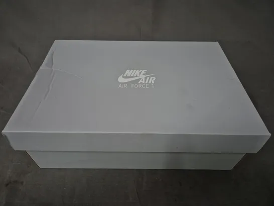 BOXED PAIR OF NIKE WOMEN'S AIR FORCE 1 '07 ESS SHOES IN WHITE/METALLIC SILVER UK SIZE 8.5