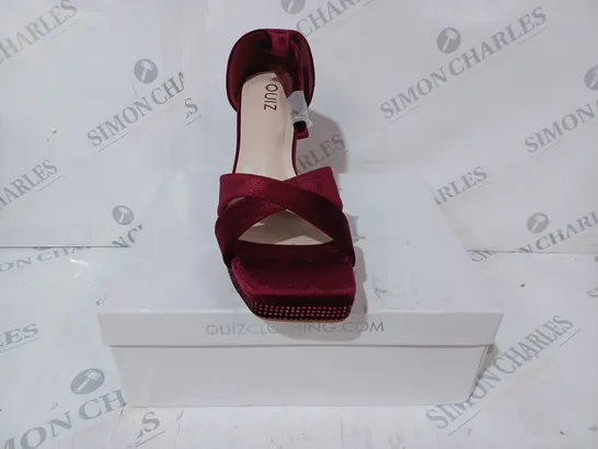 BOXED PAIR OF QUIZ OPEN TOE VELVET BLOCK HEEL SANDALS IN DEEP CHERRY COLOUR W. JEWEL EFFECT SIZE 6