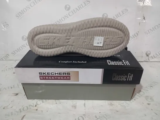 BOXED PAIR OF SKECHERS CLASSIC FIT MEMORY FOAM TRAINERS IN KHAKI UK SIZE 8