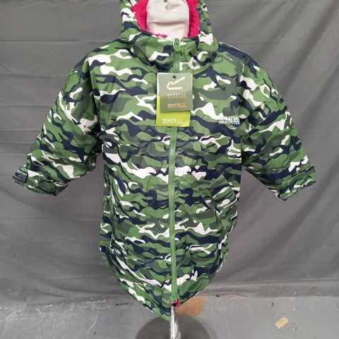 REGATTA JUNIOR WATERPROOF FLEECE LINED JACKET IN CAMO GREEN/PINK SIZE 5-9YRS